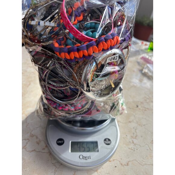 Mixed Lot Of Assorted Fashion Jewelry Bangles & Bracelets 4.4 pounds Craft & Wea - Picture 3 of 16